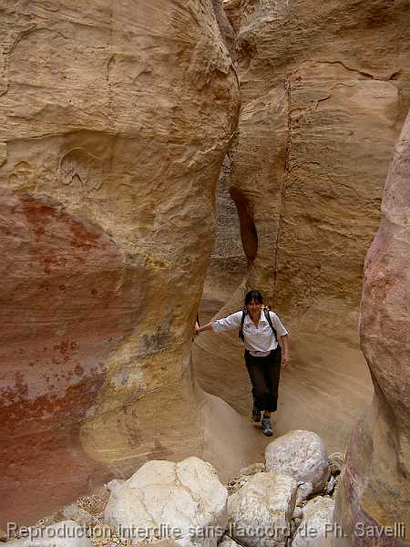 PICT3008 Anne dans le canyon dbouchant sur le tunnel de drivation du Wadi